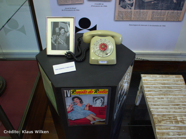 MIS RJ coloca em exposição aparelho de telefone antigo que toca canção interpretada por Emilinha Borba
